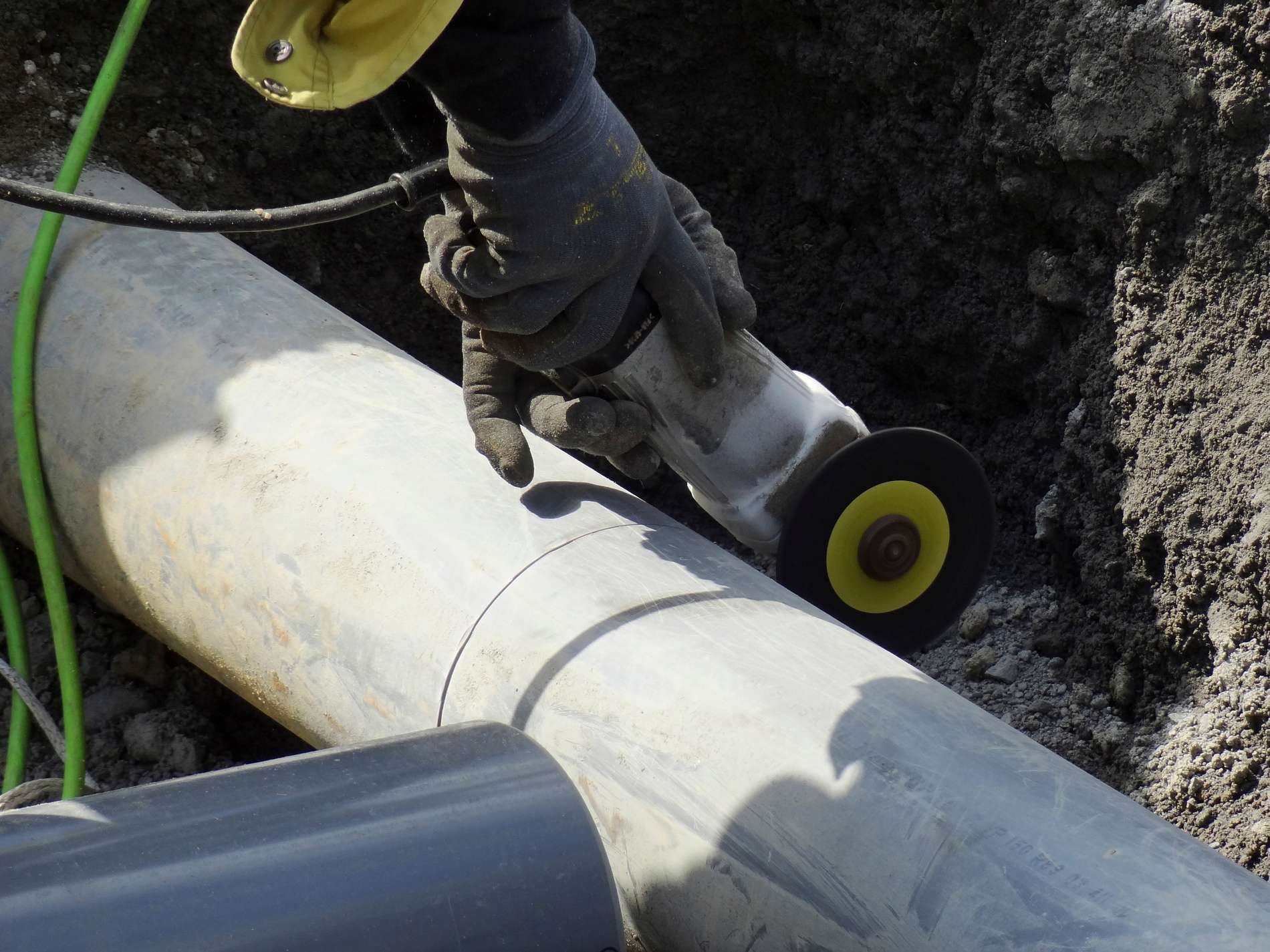 拠点の多摩で水道管の耐震補強の土木工事を任せる職人を求人中
